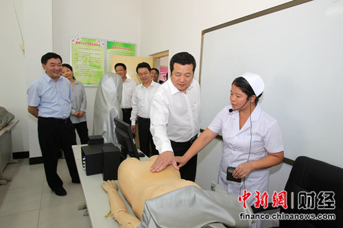 俞江林總裁參觀實訓基地。