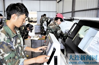 長興島職校數控專業的學生在實訓操作。