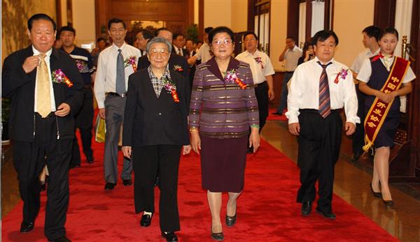 全國政協副主席錢正英（左一）、十五屆中央委員顧秀蓮（左三）、國務院扶貧主任，政協常委胡富國（左一）、北方汽車專修學校曹振峰董事長（右一）在人民大會堂共同出席北方學校七千萬扶貧工程