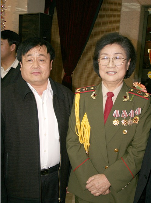 全國一級演員，政協委員馬玉濤（右一）與曹振峰同志合影